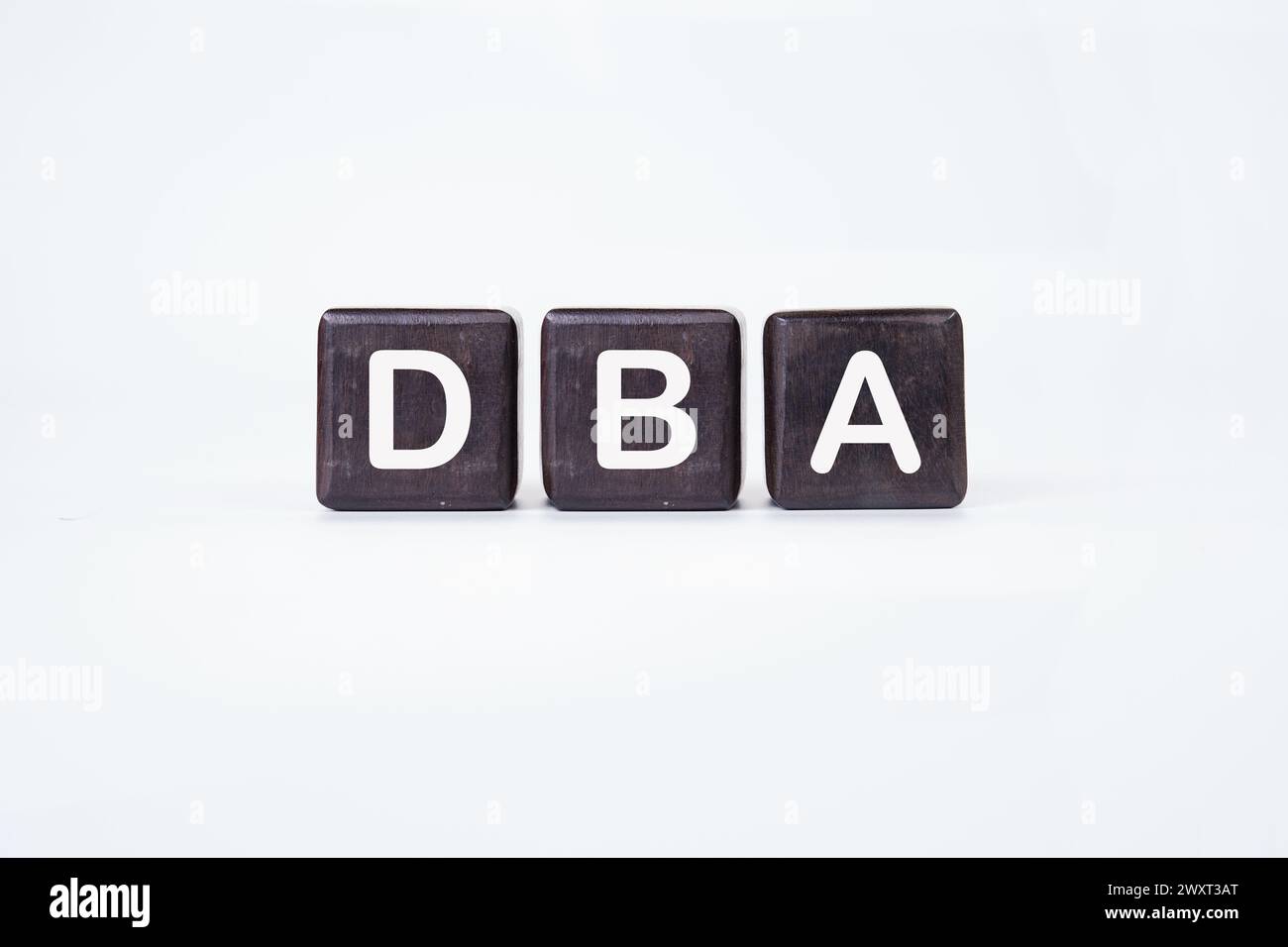 Word DBA (administrateur de base de données) sur des cubes sur fond blanc. Banque D'Images