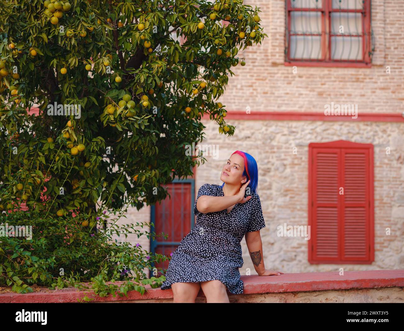 Promenade féminine de la vieille ville d'été à Antalya Turquie. femme aux cheveux colorés et robe explore gracieusement ses rues historiques. créer une symphonie visuelle qui harmonise passé et présent. Banque D'Images