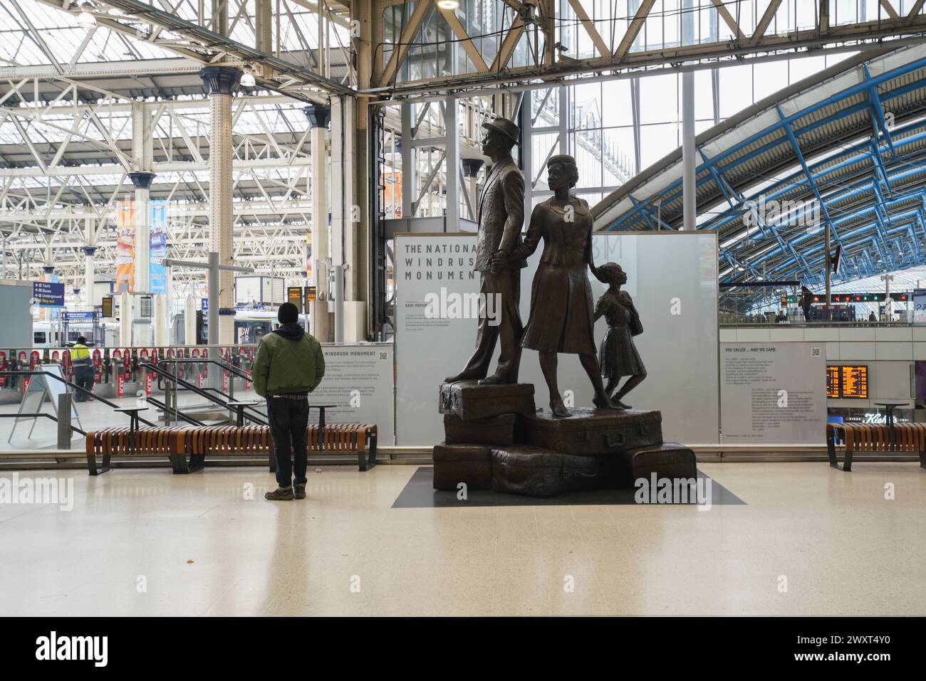 Londres 2 avril 2024 . Le monument national Windrush par Basil Watson à la gare de Waterloo, qui commémore les immigrants des Antilles britanniques arrivés au Royaume-Uni à bord du HMT Empire Windrush en 1948. Les militants ont critiqué le ministère de l'intérieur pour les retards après que plusieurs personnes sont mortes sans recevoir de paiements. Credit : amer Ghazzal/Alamy Live News Banque D'Images