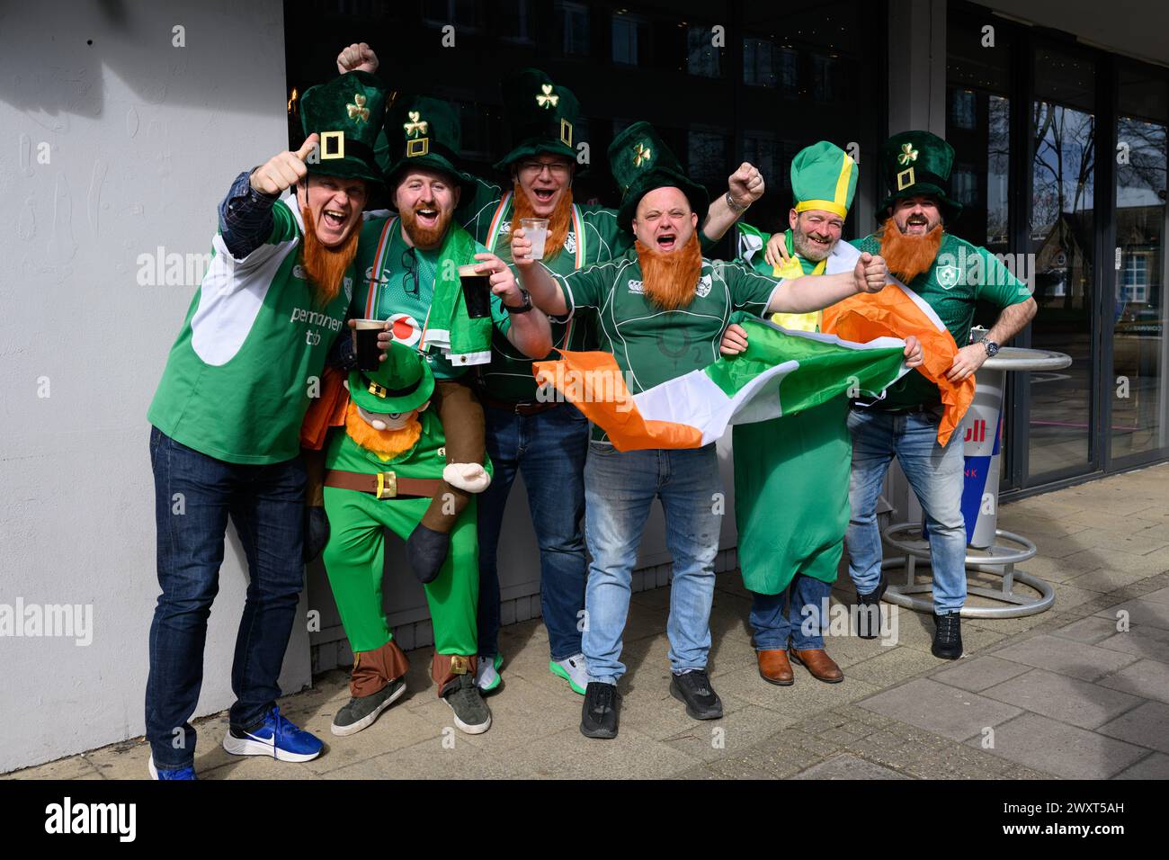 Les fans de rugby irlandais itinérants se rassemblent dans les pubs autour du terrain avant que l'Angleterre affronte l'Irlande dans le championnat de rugby des six Nations au Twickenham Stadium de Londres. Banque D'Images