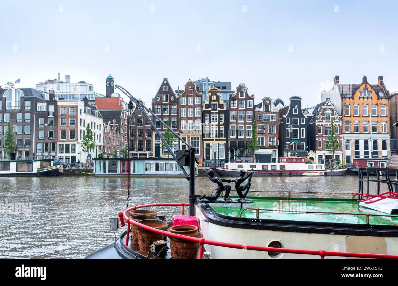 Amsterdam, pays-Bas - 12 juin 2019 : vue sur la journée avec maisons hollandaises typiques, canal et magasins à Amstel, Amsterdam, pays-Bas. Banque D'Images