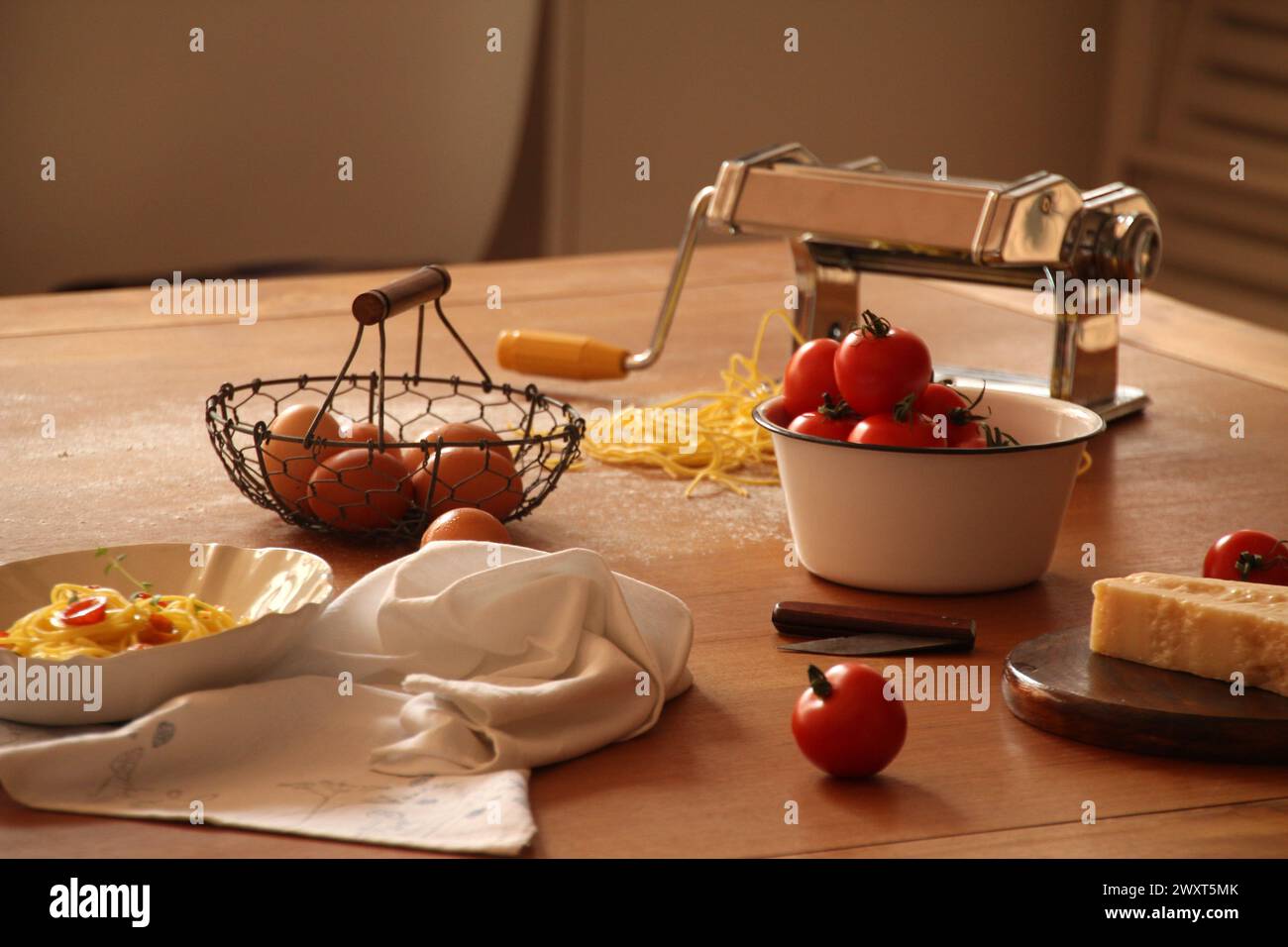 Tomates fraîches et fromage dans un bol sur une table Banque D'Images