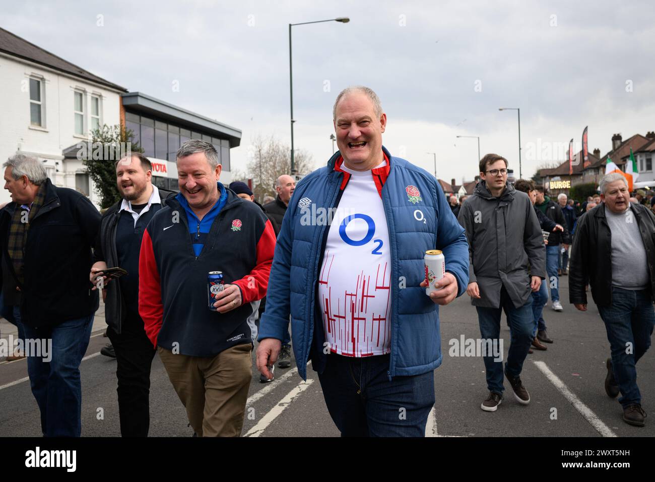9 mars 2024, Londres, Royaume-Uni : les fans de rugby anglais arrivent au Twickenham Stadium avant que l'Angleterre ne s'attaque à l'Irlande dans le championnat de rugby des six Nations à Londres. Banque D'Images