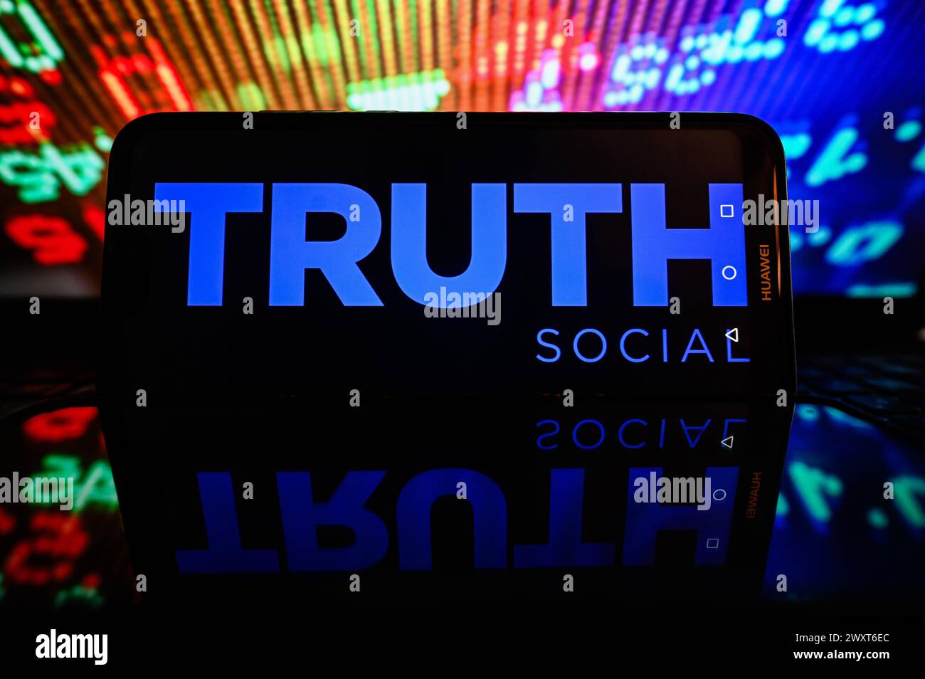 Pologne. 02 avril 2024. Dans cette illustration photo, un logo Truth social est affiché sur un smartphone avec des pourcentages boursiers en arrière-plan. (Photo de Omar marques/SOPA images/SIPA USA) *** strictement à des fins éditoriales *** crédit : SIPA USA/Alamy Live News Banque D'Images