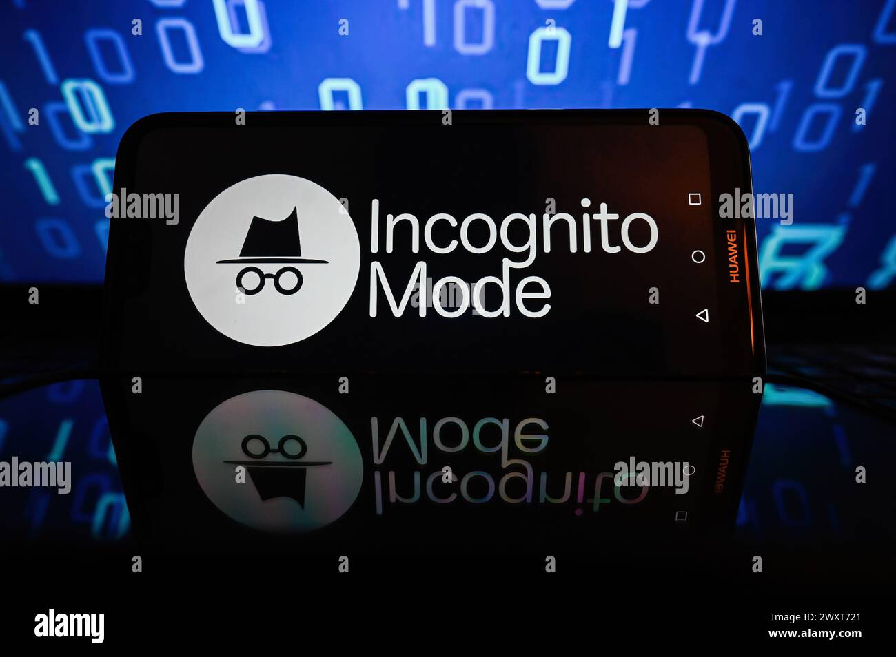 Pologne. 02 avril 2024. Dans cette illustration photo, un logo Incognito mode est affiché sur un smartphone avec un code binaire sur le fond. Crédit : SOPA images Limited/Alamy Live News Banque D'Images