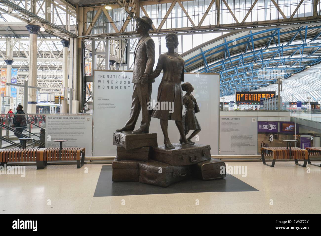 Londres 2 avril 2024 . Le monument national Windrush par Basil Watson à la gare de Waterloo, qui commémore les immigrants des Antilles britanniques arrivés au Royaume-Uni à bord du HMT Empire Windrush en 1948. Les militants ont critiqué le ministère de l'intérieur pour les retards après que plusieurs personnes sont mortes sans recevoir de paiements. Credit : amer Ghazzal/Alamy Live News Banque D'Images