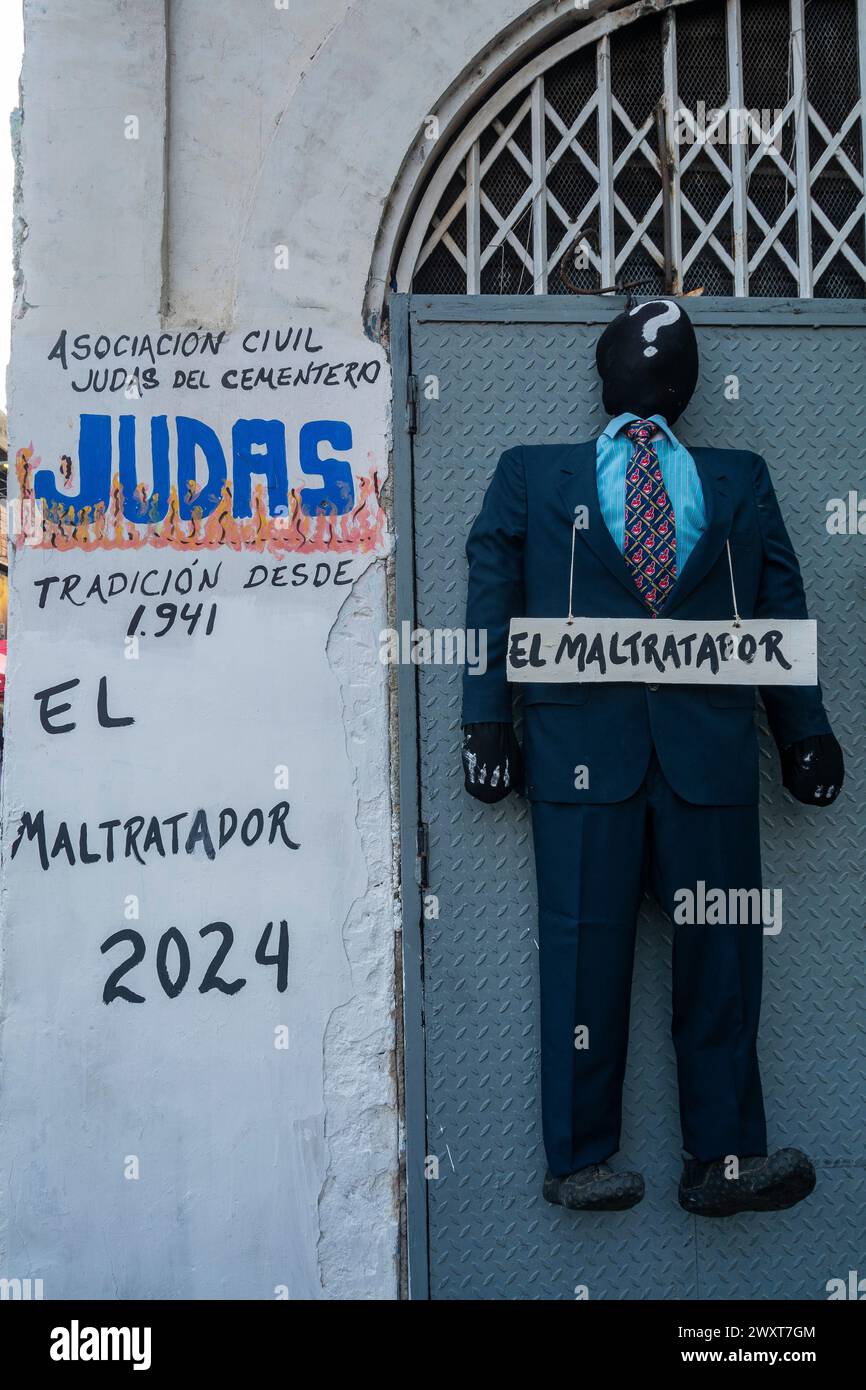 Brûlure traditionnelle de Judas, le dimanche de Pâques, pendant la semaine Sainte dans le quartier populaire de Cementerio à Caracas, Venezuela, où une poupée répresentin Banque D'Images