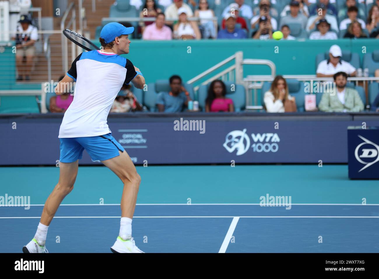 Jannik Sinner frappe un revers à l'Open de Miami le 31 mars 2024 à Miami Gardens, FL. Jannik Sinner a vaincu Grigor Dimitrov 6-3, 6-1 en finale des singles masculins. (Crédit : Paul Fong/image du sport) Banque D'Images