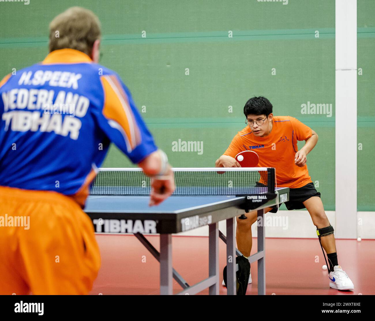 ARNHEM - Hans Speek et Israel Bartelink pendant l'entraînement de para-tennis de table à Papendal. Les athlètes paralympiques de TeamNL se préparent pour les Jeux Paralympiques de Paris. ANP SEM VAN DER WAL Banque D'Images