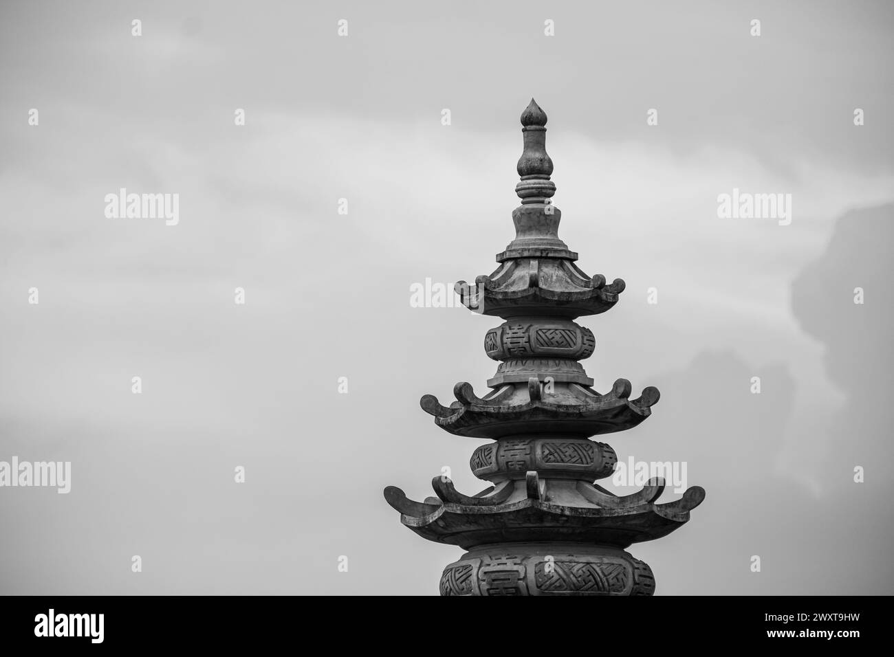 Pagode bouddhiste traditionnelle dans la pagode long son à Nha Trang. Vietnam. Tour de pagode à côté de Bouddha endormi. arrière-plan isolé. Photo noir et blanc Banque D'Images