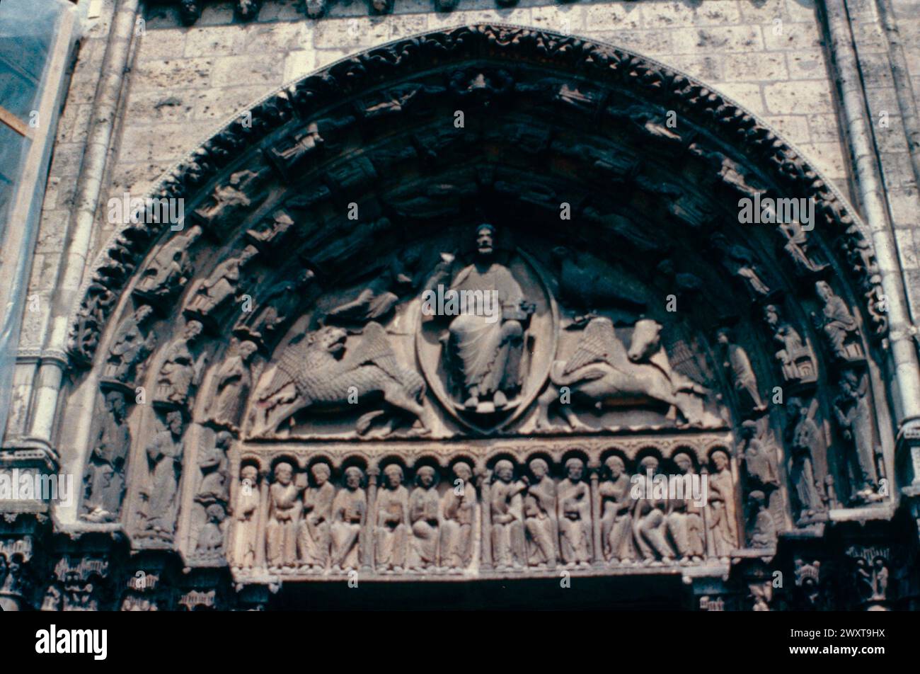 Le tympan de la cathédrale notre-Dame de Chartres, France des années 1980 Banque D'Images