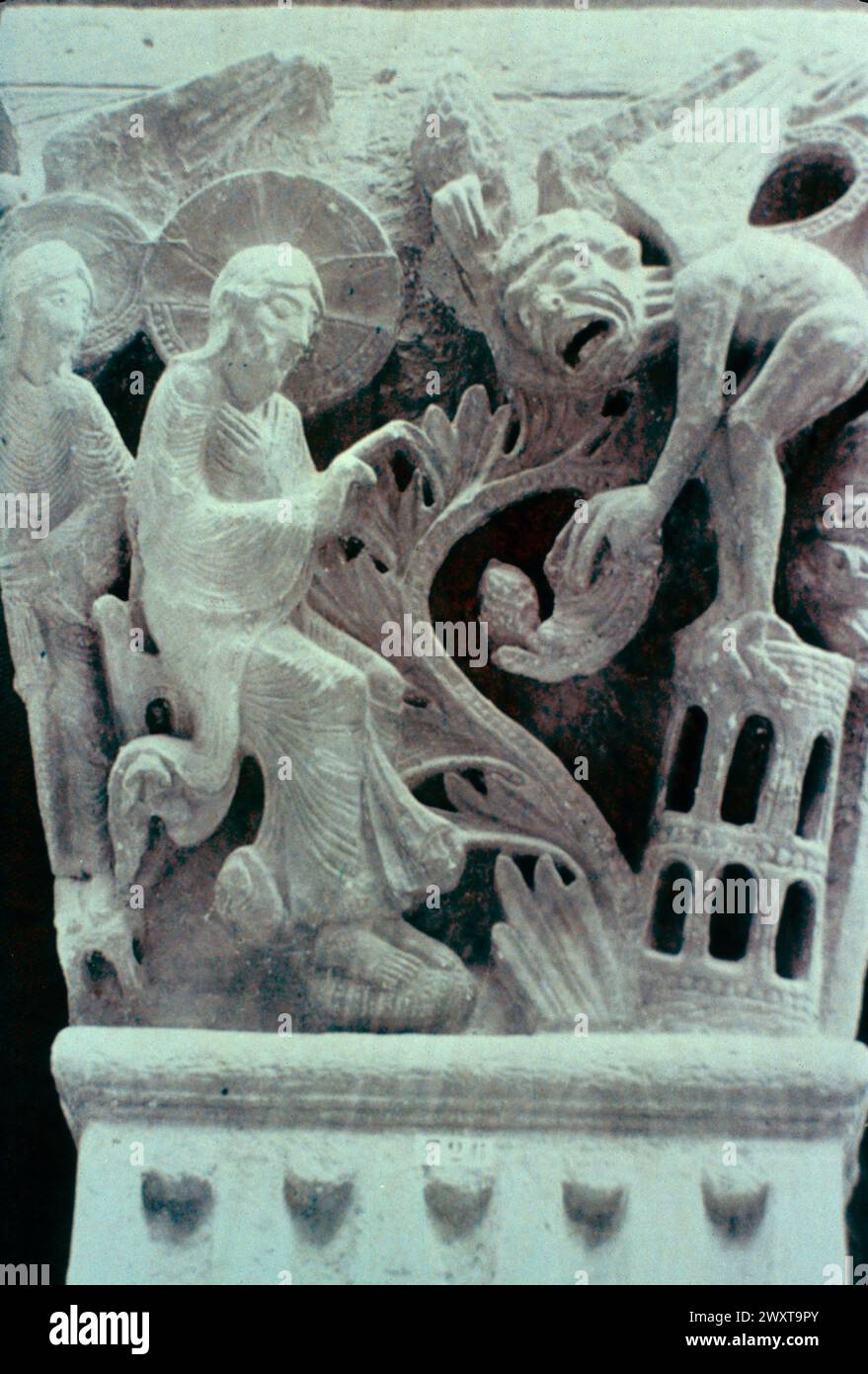 Christ et Lucifer : capitale romane, cathédrale d'Autun, France des années 1980 Banque D'Images