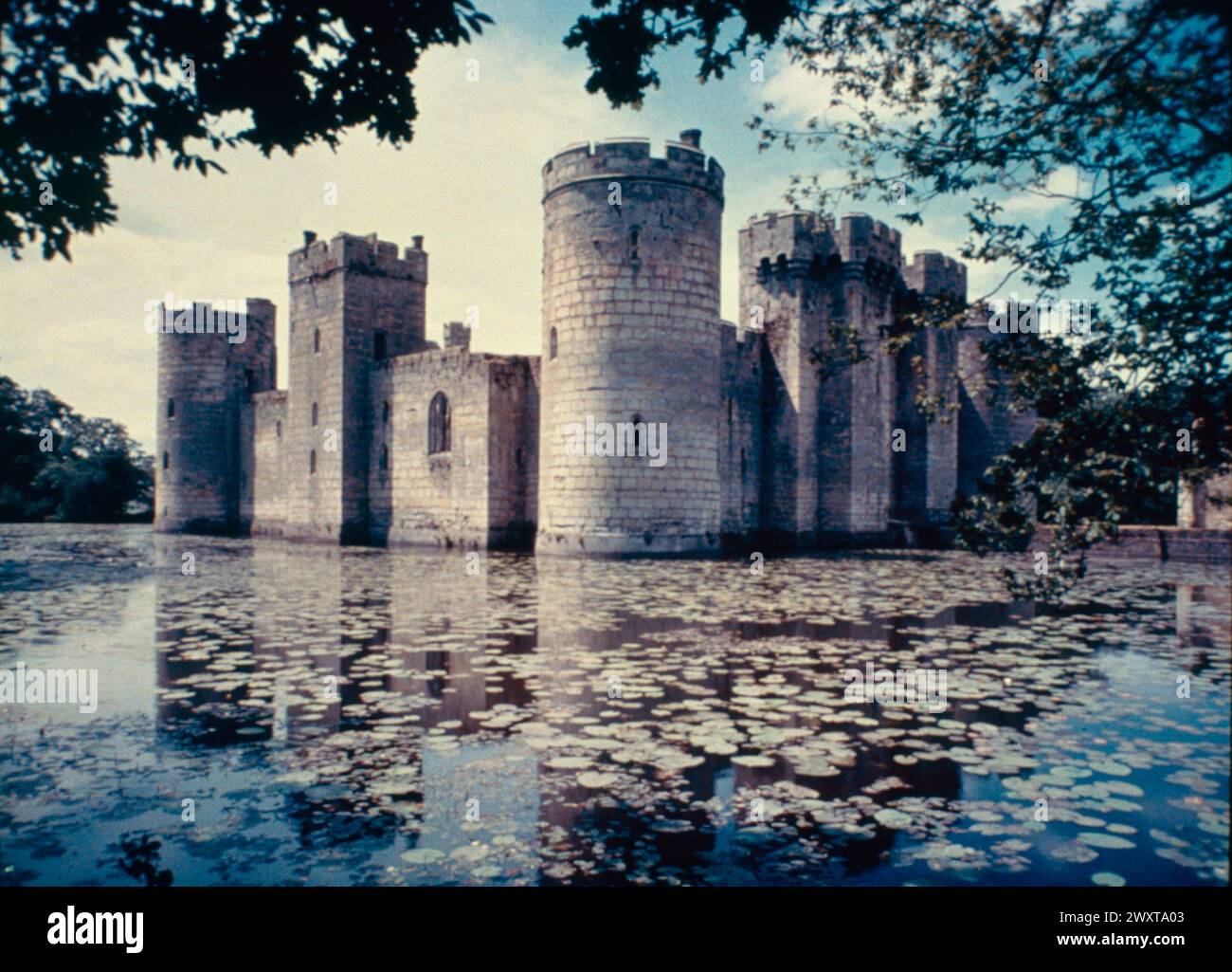 Vue sur le château de Bodiam, Sussex des années 1980 Banque D'Images