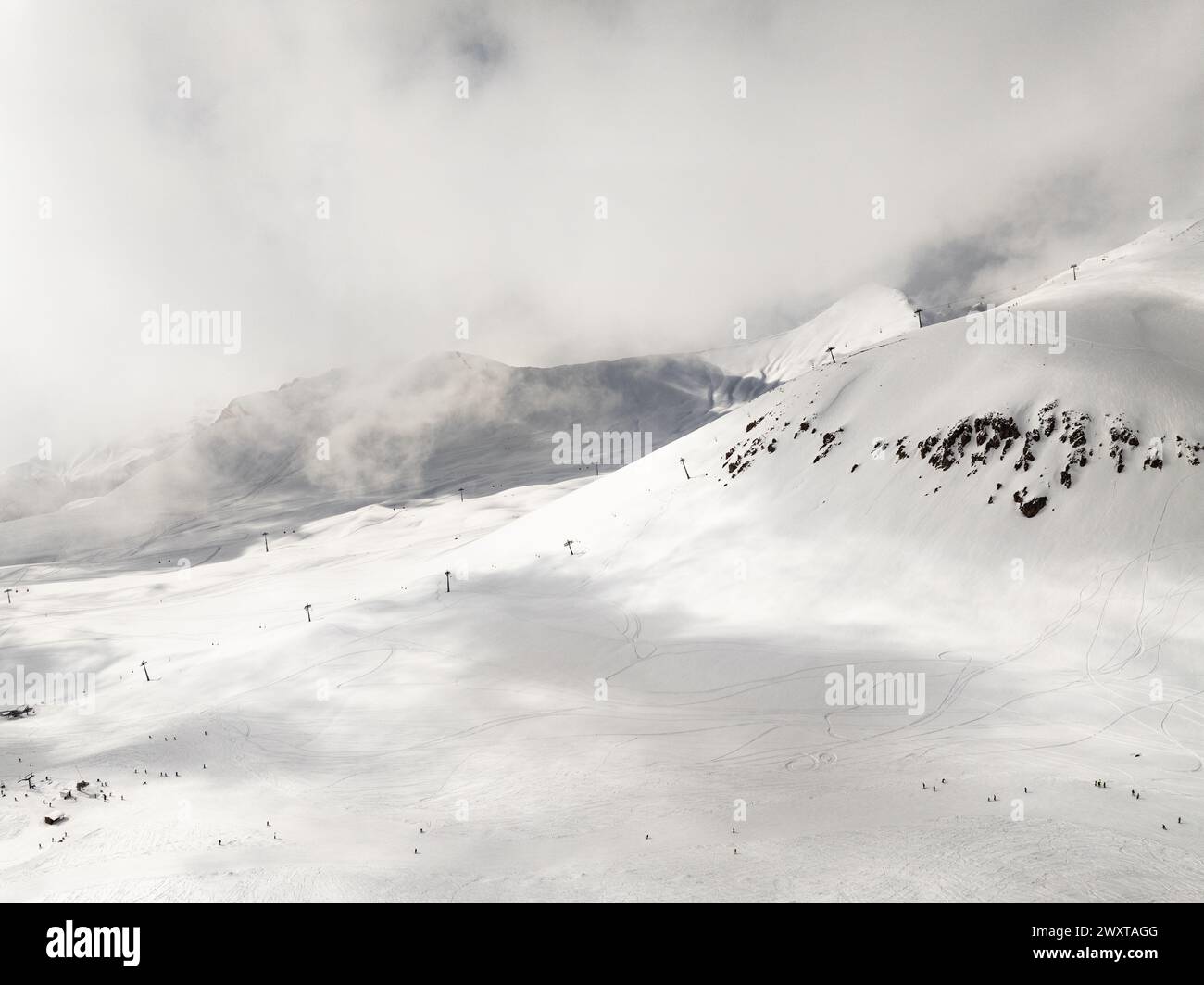 Vue aérienne drone de la station de ski de Gudauri en hiver. Montagnes du Caucase en Géorgie. Kudebi, Bidara, Sadzele, Kobi panorama aérien dans le caucase hiver mou Banque D'Images