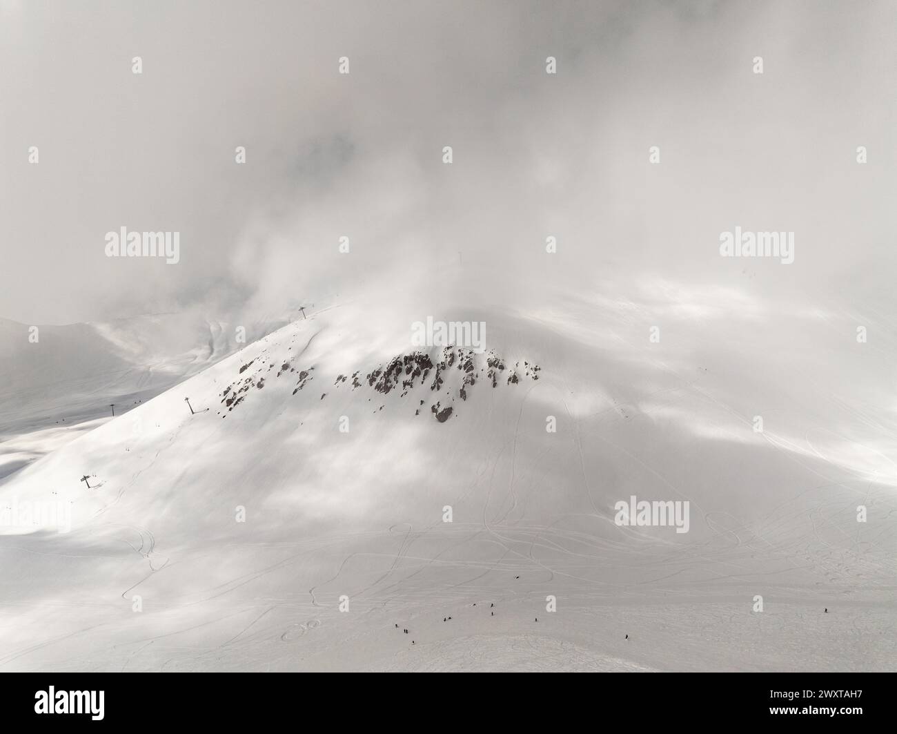 Vue aérienne drone de la station de ski de Gudauri en hiver. Montagnes du Caucase en Géorgie. Kudebi, Bidara, Sadzele, Kobi panorama aérien dans le caucase hiver mou Banque D'Images