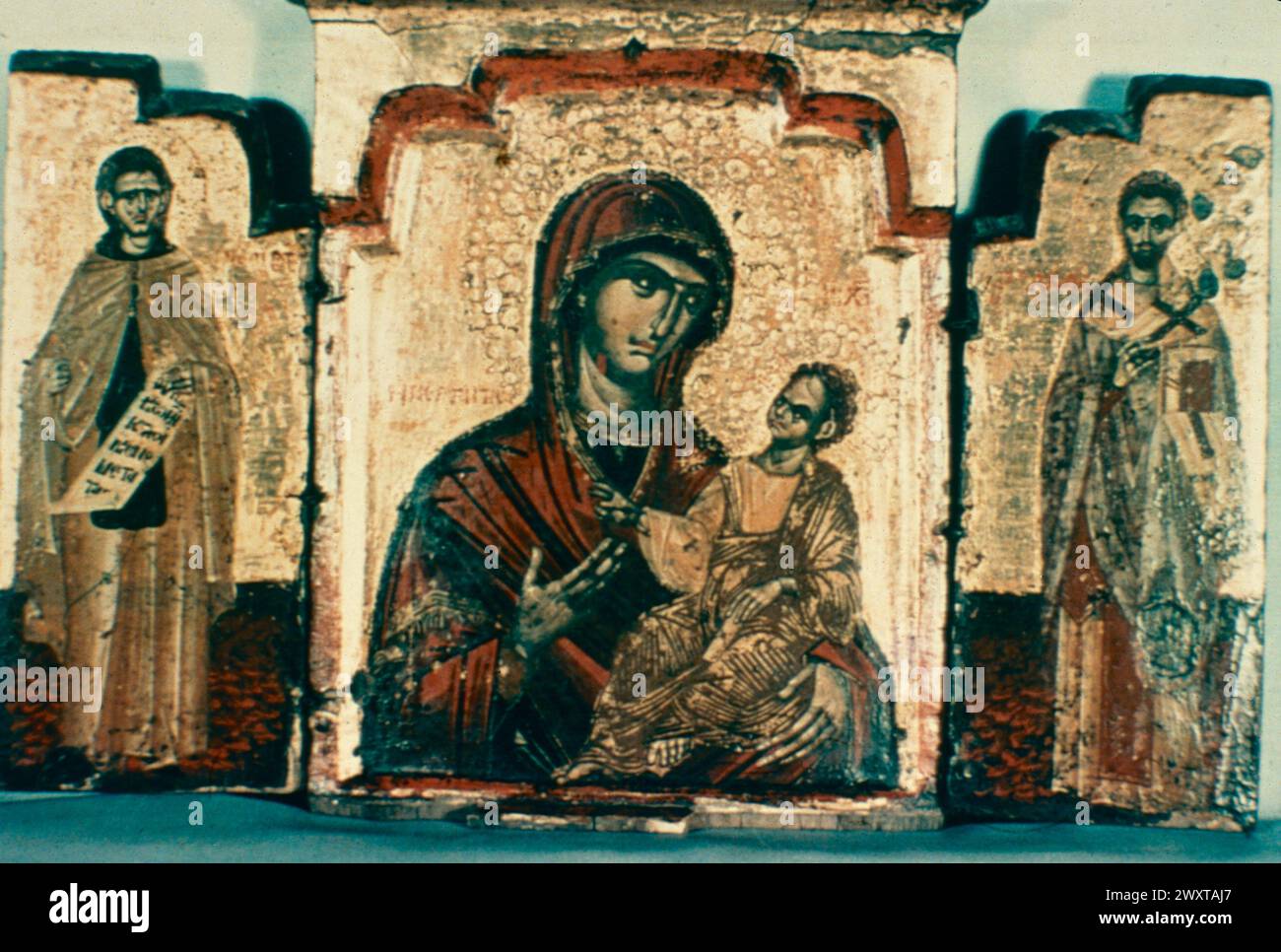 Tryptyque byzantin représentant Vergin et enfant avec des saints, peinture sur bois, Grèce des années 1400 Banque D'Images