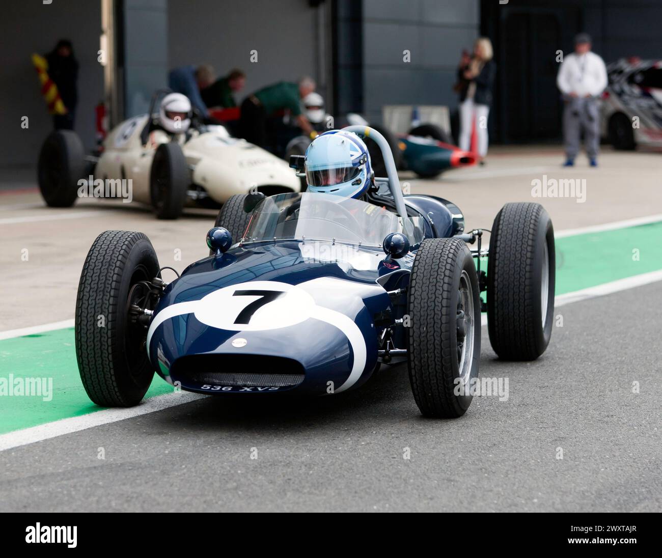 Nick Topliss au volant de sa Blue, 1961, Cooper T53 Low Line, sur la voie des stands avant le départ de la HGPCA à moteur arrière pré'66 Grand Prix Race Banque D'Images
