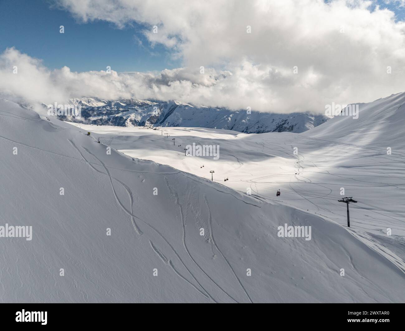 Vue aérienne drone de la station de ski de Gudauri en hiver. Montagnes du Caucase en Géorgie. Kudebi, Bidara, Sadzele, Kobi panorama aérien dans le caucase hiver mou Banque D'Images