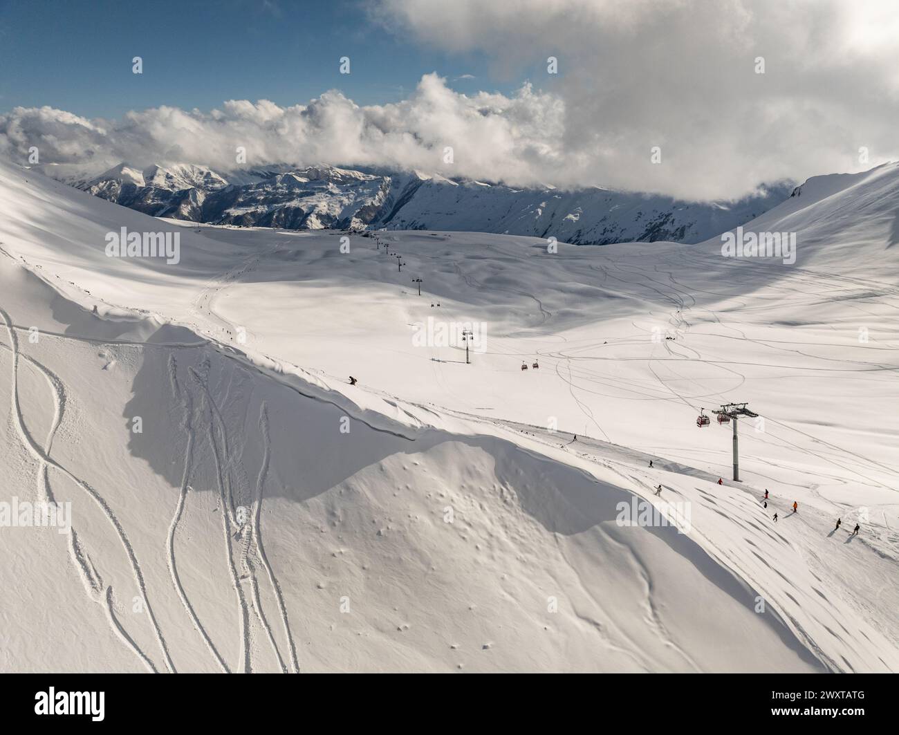 Vue aérienne drone de la station de ski de Gudauri en hiver. Montagnes du Caucase en Géorgie. Kudebi, Bidara, Sadzele, Kobi panorama aérien dans le caucase hiver mou Banque D'Images