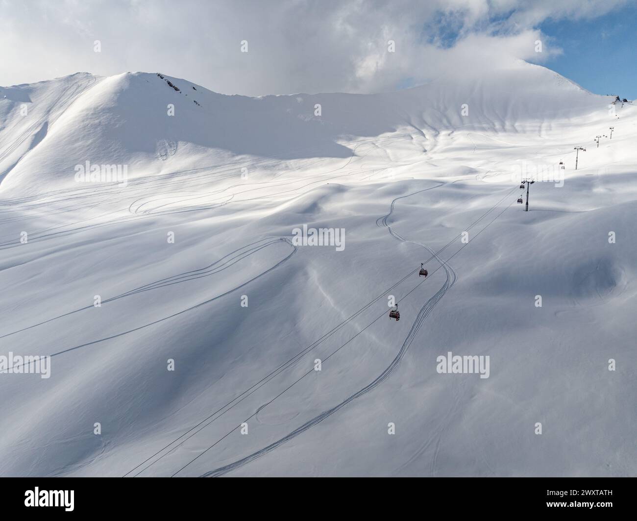 Vue aérienne drone de la station de ski de Gudauri en hiver. Montagnes du Caucase en Géorgie. Kudebi, Bidara, Sadzele, Kobi panorama aérien dans le caucase hiver mou Banque D'Images