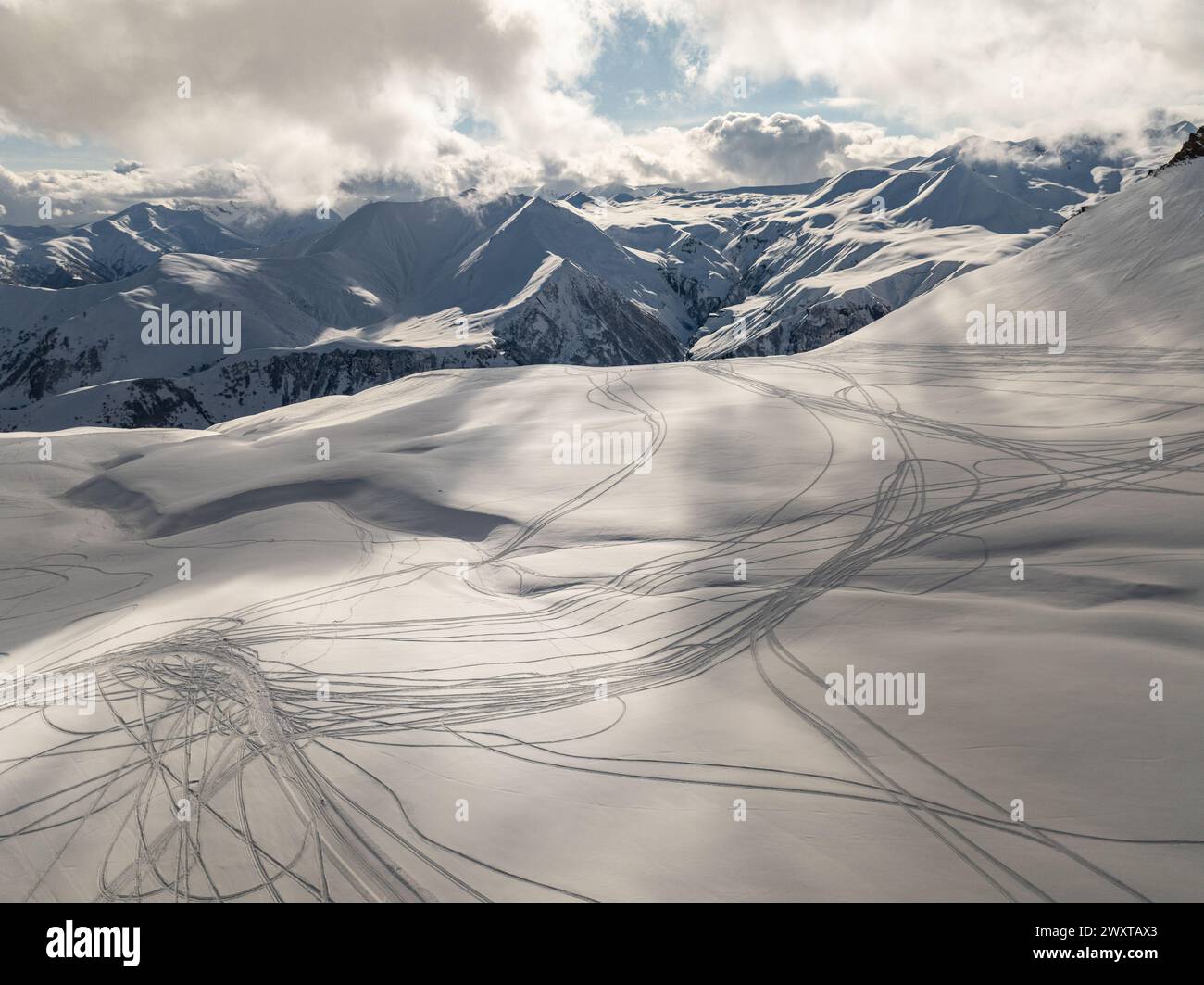 Vue aérienne drone de la station de ski de Gudauri en hiver. Montagnes du Caucase en Géorgie. Kudebi, Bidara, Sadzele, Kobi panorama aérien dans le caucase hiver mou Banque D'Images