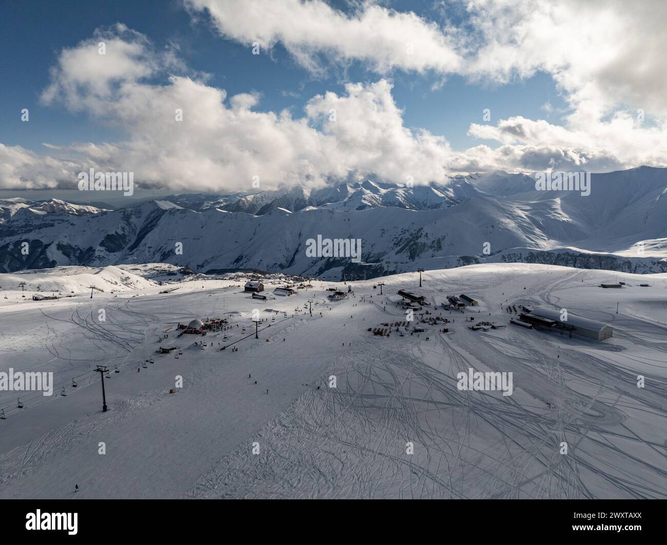 Vue aérienne drone de la station de ski de Gudauri en hiver. Montagnes du Caucase en Géorgie. Kudebi, Bidara, Sadzele, Kobi panorama aérien dans le caucase hiver mou Banque D'Images