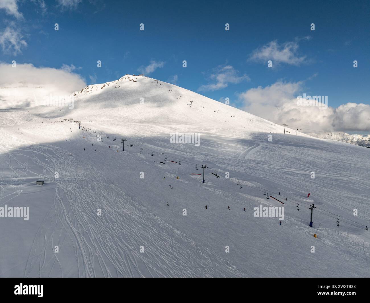 Vue aérienne drone de la station de ski de Gudauri en hiver. Montagnes du Caucase en Géorgie. Kudebi, Bidara, Sadzele, Kobi panorama aérien dans le caucase hiver mou Banque D'Images