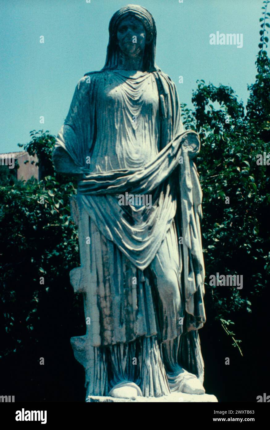 Ancienne Vierge vestale romaine, statue de marbre, Rome, Italie des années 1980 Banque D'Images