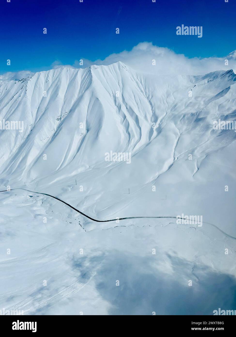 Vue aérienne drone de la station de ski de Gudauri en hiver. Montagnes du Caucase en Géorgie. Kudebi, Bidara, Sadzele, Kobi panorama aérien dans le caucase hiver mou Banque D'Images