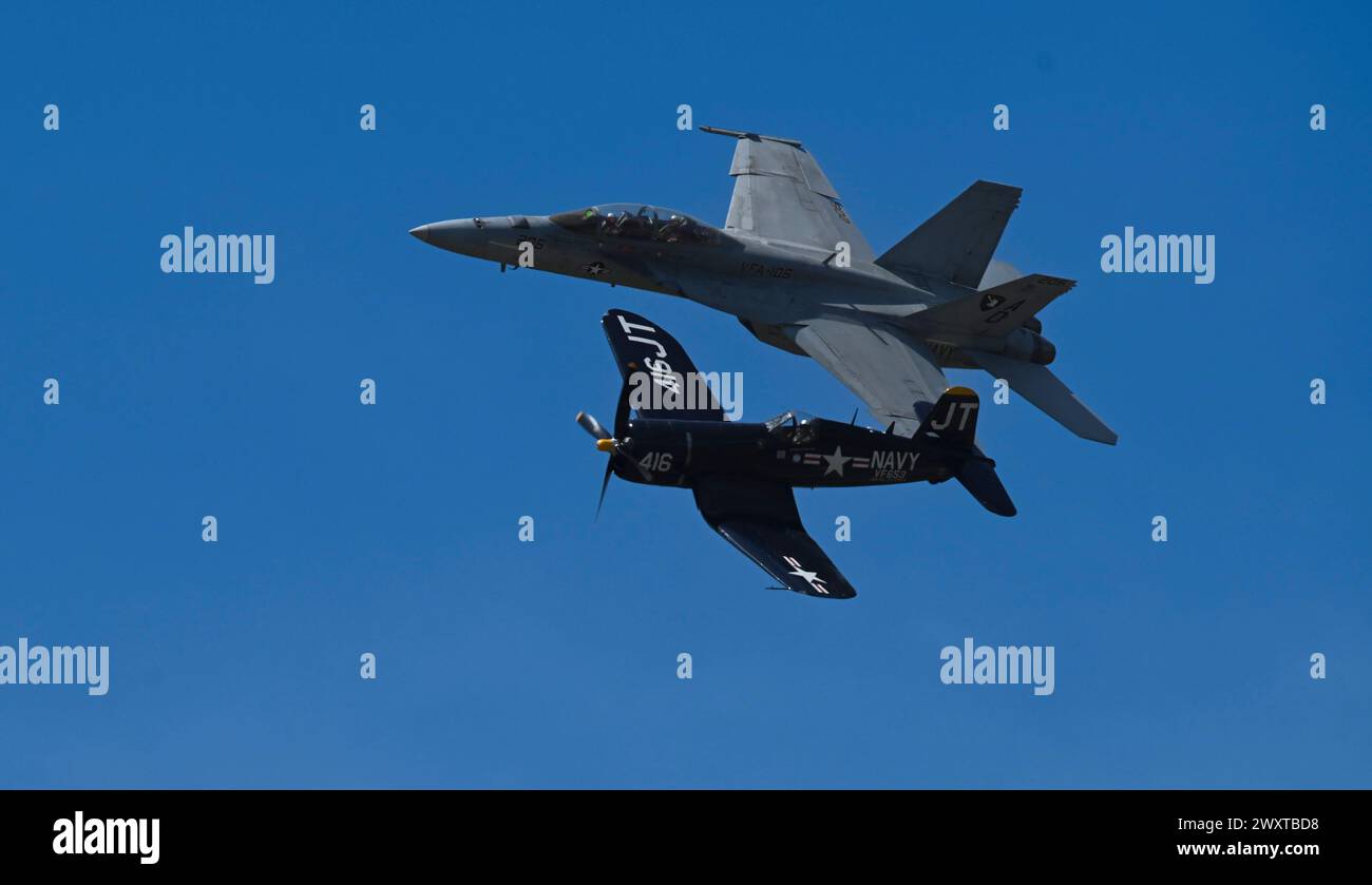 Le F/A-18F Super Hornet se produit aux côtés d'un F4U-4 Corsair lors du salon d'entraînement AirFest de Tampa Bay à la MacDill Air Force base, en Floride, le 28 mars 2024. Banque D'Images
