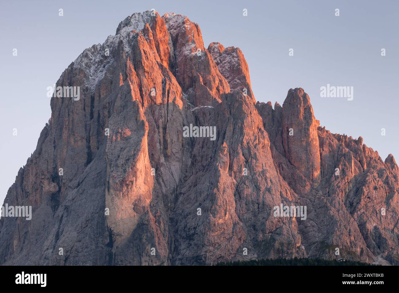 Le côté nord du Sasso Lungo au coucher du soleil de la région de Val Gardena Banque D'Images