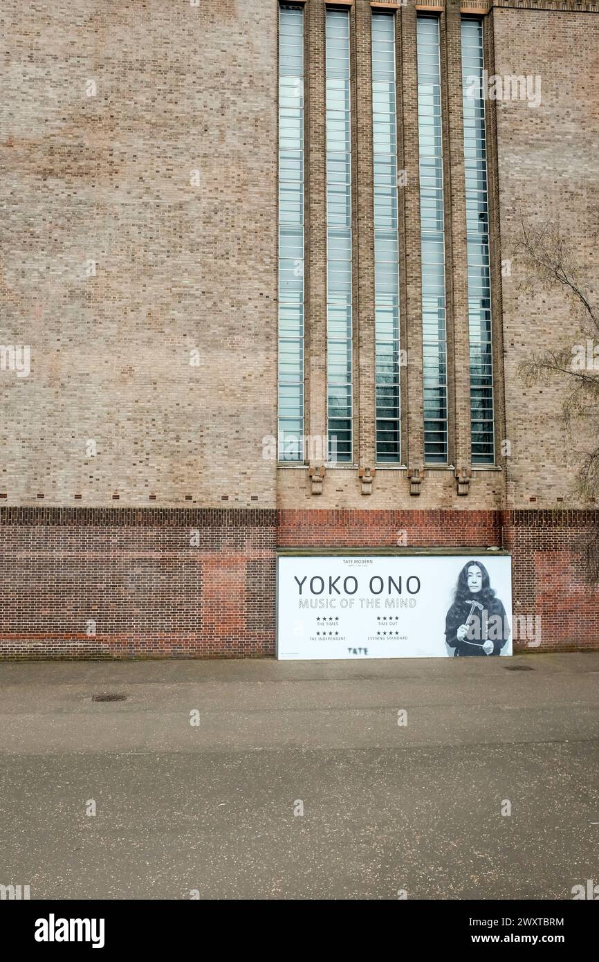 Affiche publicitaire représentant l'exposition 'Yoko Ono, musique de l'esprit' sur le côté de la galerie Tate Modern. Banque D'Images