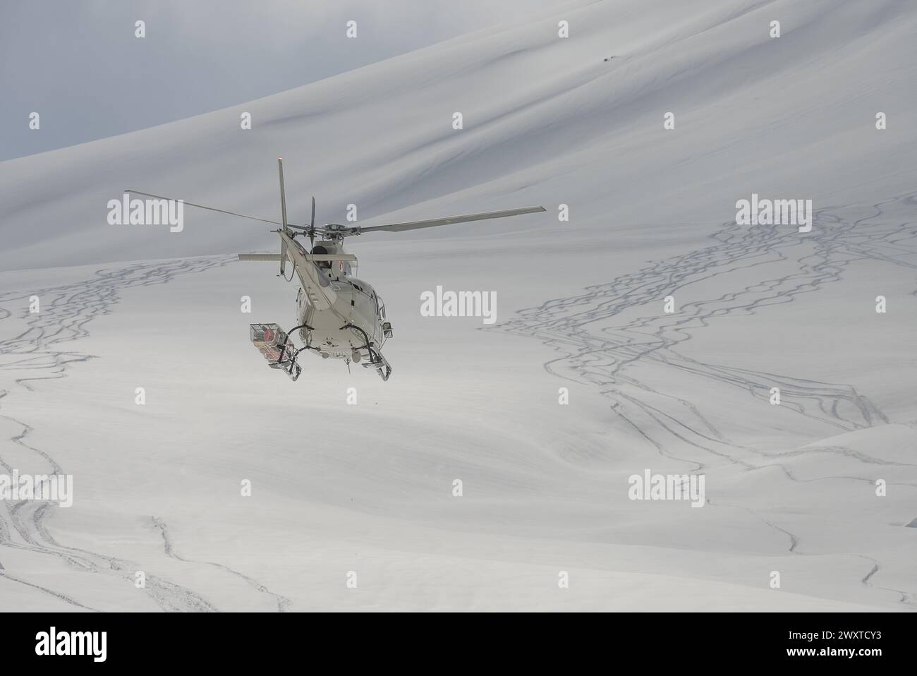 Hélicoptère dans les montagnes. L'héliboard freeride dans le Caucase. Snowboard freeride en hiver. Heliboarding freeride. Rouler dans la poudreuse sur snowbo Banque D'Images