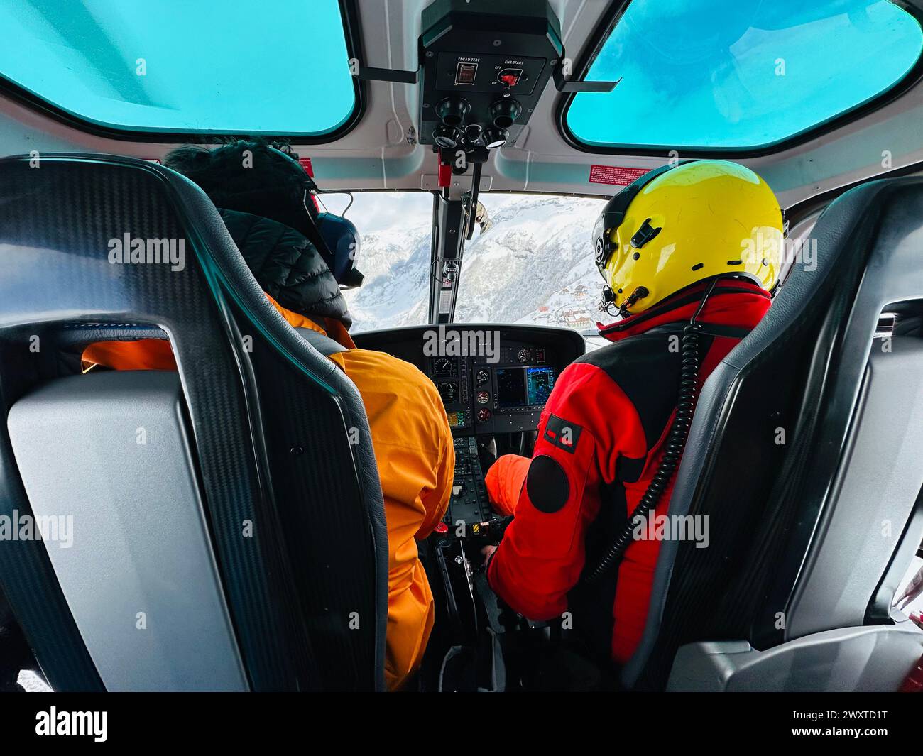 Hélicoptère dans les montagnes. L'héliboard freeride dans le Caucase. À l'intérieur du vol d'hélicoptère pour l'héliboard dans les montagnes du Caucase Banque D'Images