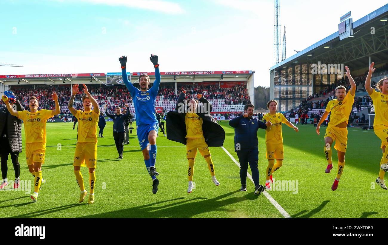 Fredrikstad, Norvège, 1er avril 2024. Les joueurs de Bodø/Glimt célèbrent leur victoire 2-0 dans le match Eliteserien entre Fredrikstad et Bodø/Glimt au stade Fredrikstad. Crédit : Frode Arnesen/Alamy Live News Banque D'Images