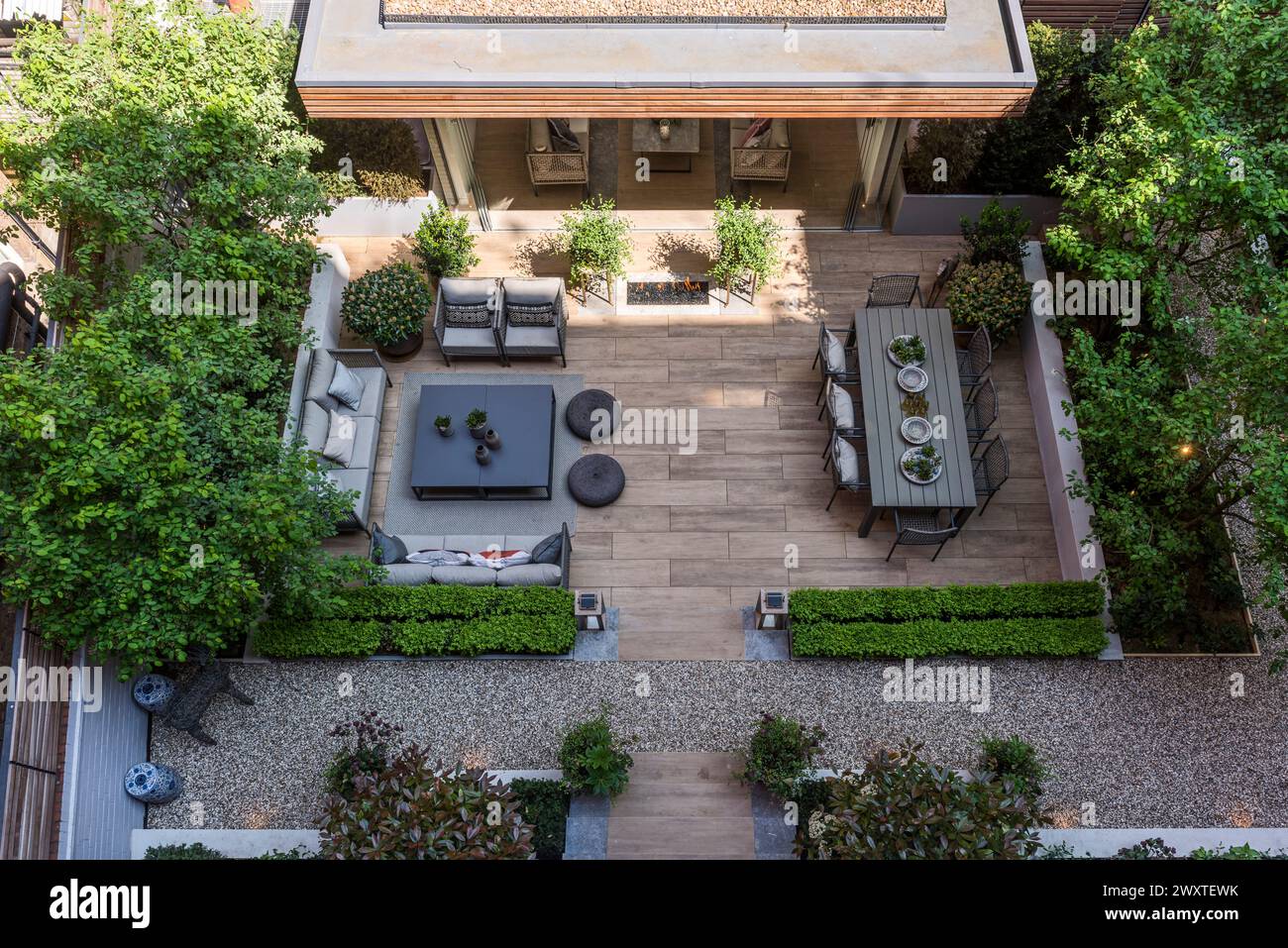 Vue surélevée sur le jardin moderne de la maison de ville à Chelsea, West London, Royaume-Uni Banque D'Images