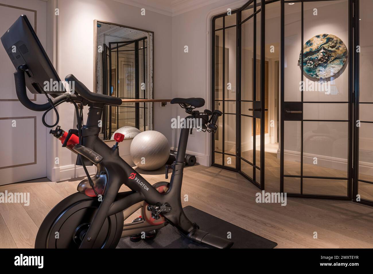 Vélo d'exercice dans la salle de gym à domicile, Chelsea, West London, Royaume-Uni Banque D'Images