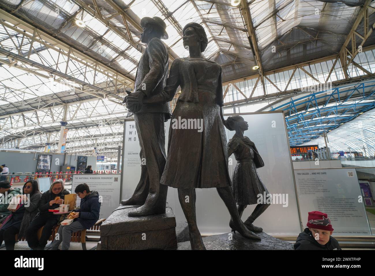 Londres 2 avril 2024 . Le monument national Windrush par Basil Watson à la gare de Waterloo, qui commémore les immigrants des Antilles britanniques arrivés au Royaume-Uni à bord du HMT Empire Windrush en 1948. Les militants ont critiqué le ministère de l'intérieur pour les retards après que plusieurs personnes sont mortes sans recevoir de paiements. Credit : amer Ghazzal/Alamy Live News Banque D'Images