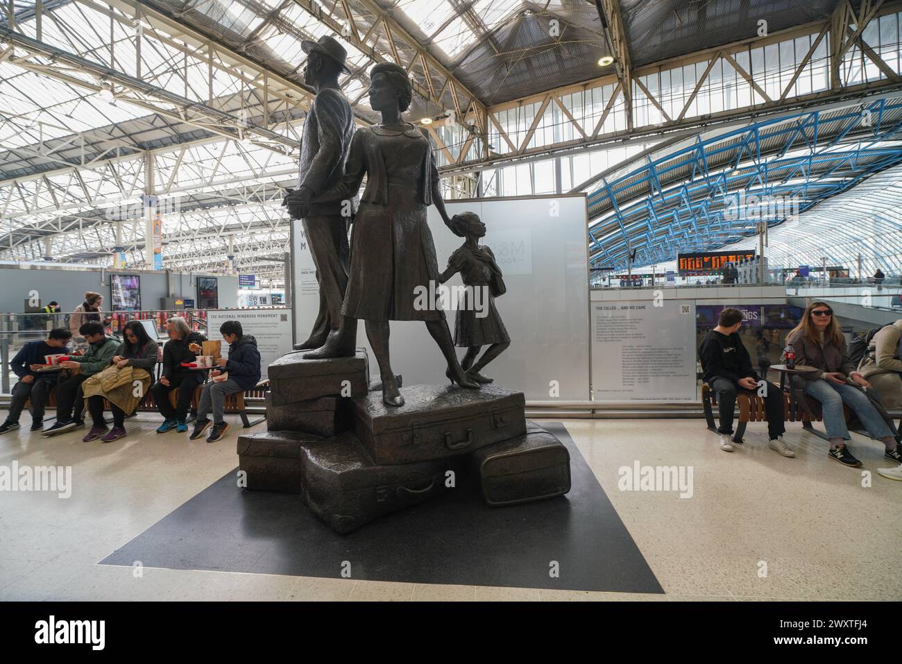 Londres 2 avril 2024 . Le monument national Windrush par Basil Watson à la gare de Waterloo, qui commémore les immigrants des Antilles britanniques arrivés au Royaume-Uni à bord du HMT Empire Windrush en 1948. Les militants ont critiqué le ministère de l'intérieur pour les retards après que plusieurs personnes sont mortes sans recevoir de paiements. Credit : amer Ghazzal/Alamy Live News Banque D'Images
