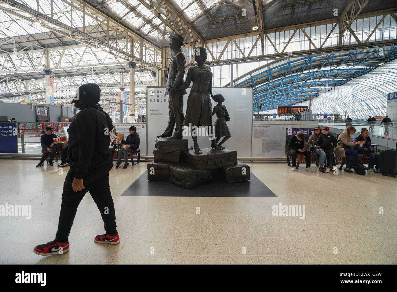 Londres 2 avril 2024 . Le monument national Windrush par Basil Watson à la gare de Waterloo, qui commémore les immigrants des Antilles britanniques arrivés au Royaume-Uni à bord du HMT Empire Windrush en 1948. Les militants ont critiqué le ministère de l'intérieur pour les retards après que plusieurs personnes sont mortes sans recevoir de paiements. Credit : amer Ghazzal/Alamy Live News Banque D'Images