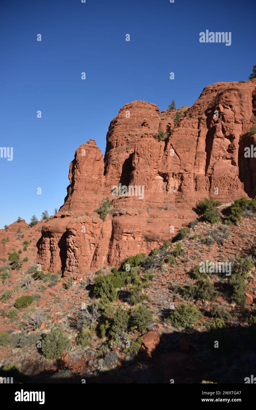 Sedona, Arizona. ÉTATS-UNIS 2/3/2024. Sedona Arizona abrite de belles montagnes de pierre de sable rouge, des chênes, des sentiers de randonnée et parfois de la neige. Banque D'Images