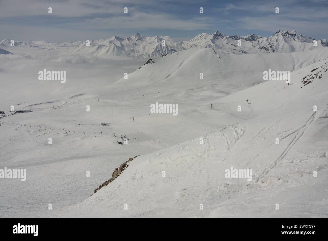 Panorama aérien de Kudebi, Bidara, Sadzele, Kobi dans les montagnes hivernales du caucase. Vue aérienne drone de la station de ski de Gudauri en hiver. Montagnes du Caucase en G Banque D'Images