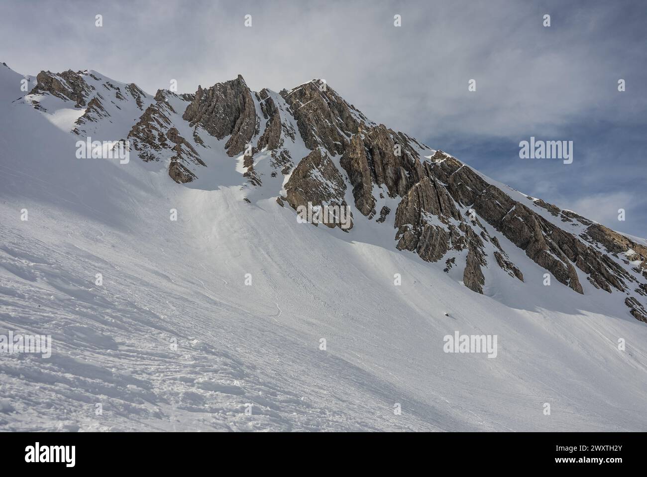 Panorama aérien de Kudebi, Bidara, Sadzele, Kobi dans les montagnes hivernales du caucase. Vue aérienne drone de la station de ski de Gudauri en hiver. Montagnes du Caucase en G Banque D'Images