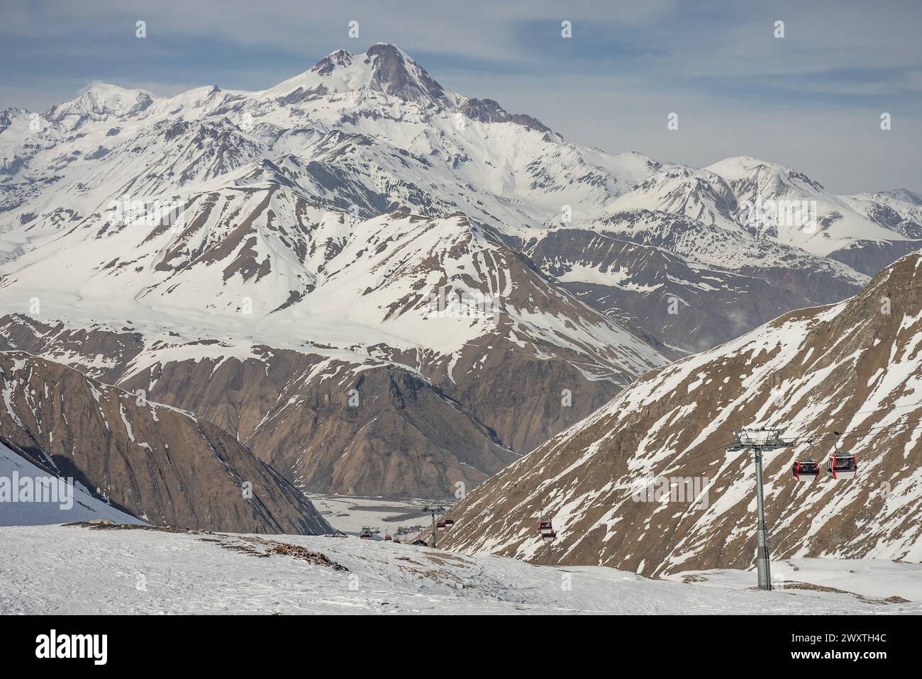 Panorama aérien de Kudebi, Bidara, Sadzele, Kobi dans les montagnes hivernales du caucase. Vue aérienne drone de la station de ski de Gudauri en hiver. Montagnes du Caucase en G Banque D'Images