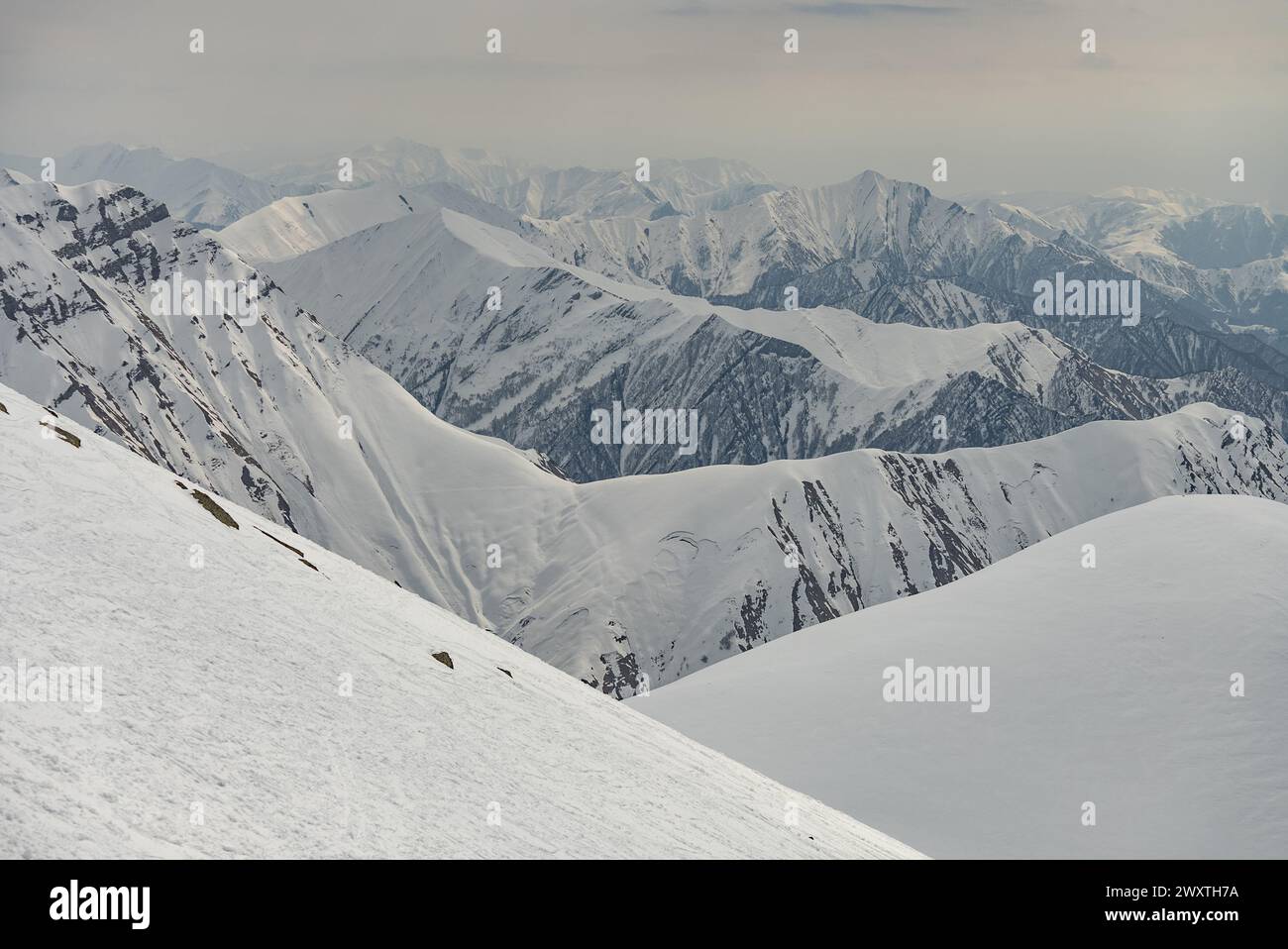 Panorama aérien de Kudebi, Bidara, Sadzele, Kobi dans les montagnes hivernales du caucase. Vue aérienne drone de la station de ski de Gudauri en hiver. Montagnes du Caucase en G Banque D'Images