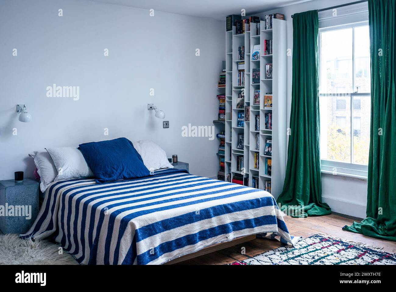 Couvre-lit rayé bleu et blanc avec organisateurs d'étagères dans l'est de Londres, Royaume-Uni Banque D'Images