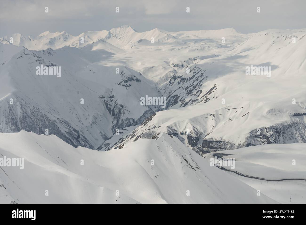 Panorama aérien de Kudebi, Bidara, Sadzele, Kobi dans les montagnes hivernales du caucase. Vue aérienne drone de la station de ski de Gudauri en hiver. Montagnes du Caucase en G Banque D'Images