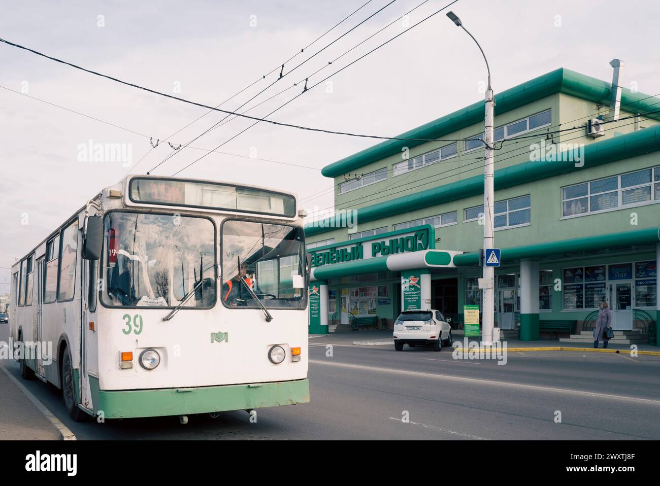 Un trolleybus dans Town.Tiraspol, une ville en Moldavie sur la rive est (gauche) du fleuve Dniestr, est la capitale de la Transnistrie. P. Huchot-Boissier Banque D'Images