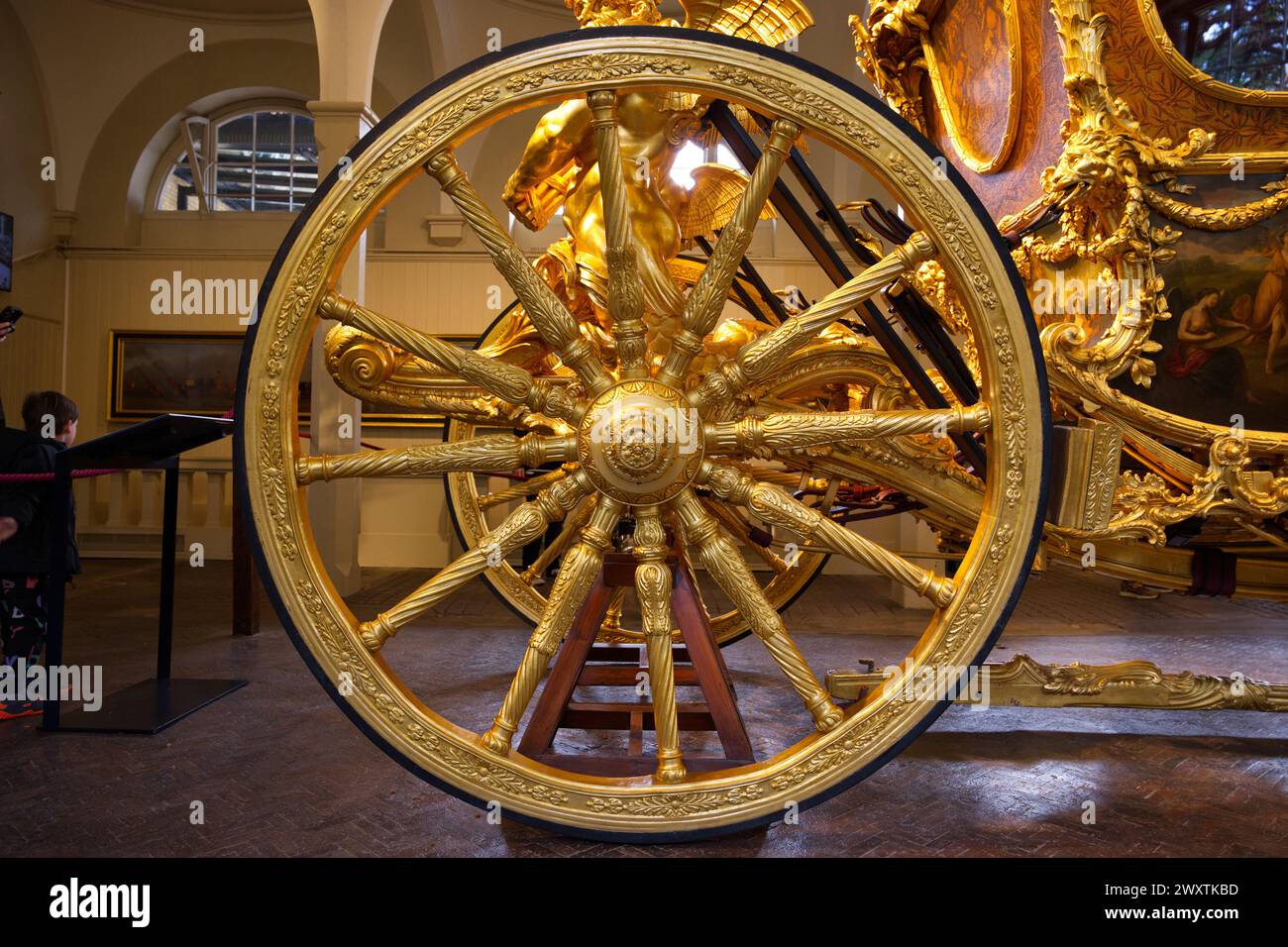 Le Gold State Coach utilisé par la famille royale britannique stocké dans les Royal Mews Banque D'Images