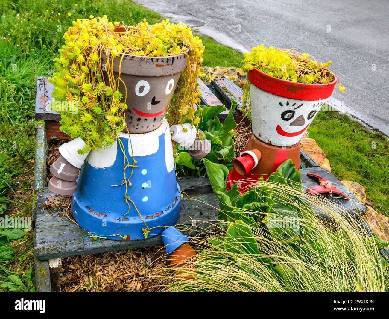 Version ornementale française en bord de route de Bill et Ben les hommes en pot de fleurs - Yzeures-sur-creuse, Indre-et-Loire (37), France. Banque D'Images
